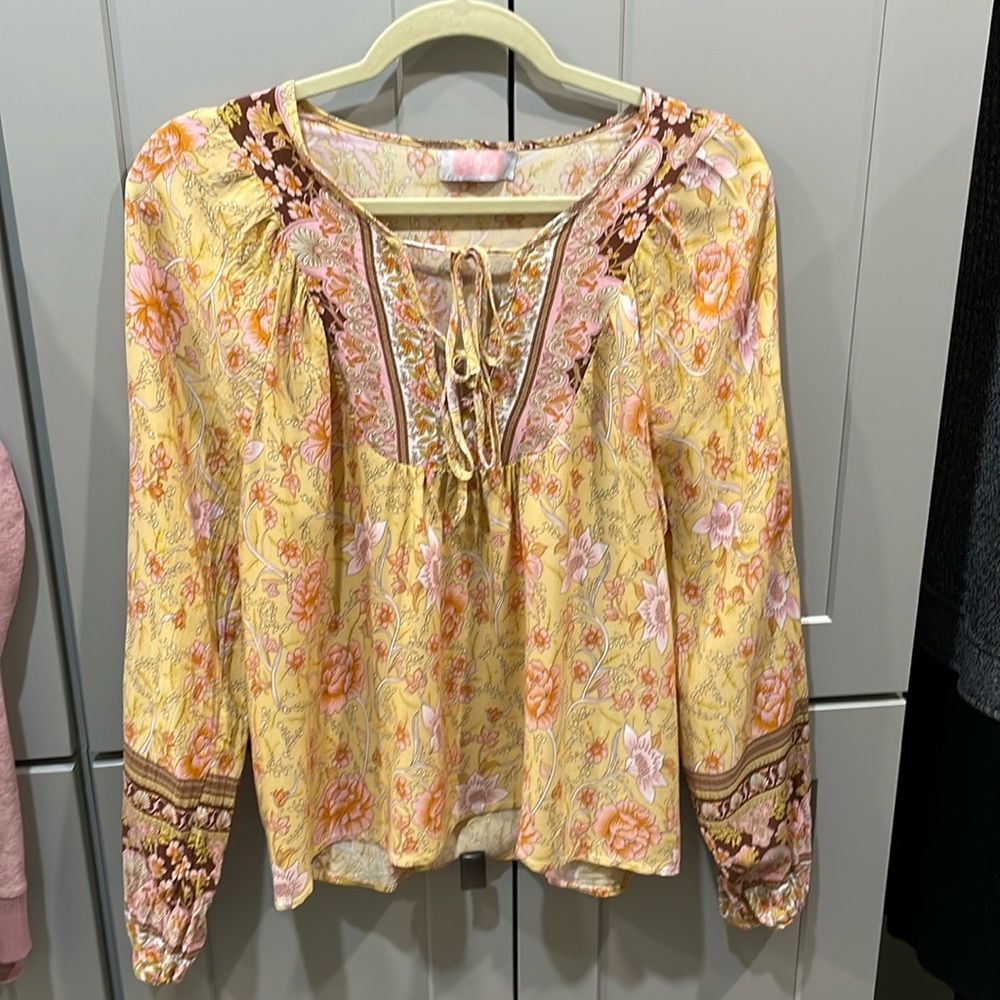 Ladies C+D+M pretty, floral top
